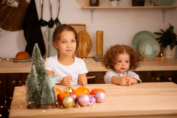 Noel 'de evde portakallı iki küçük kız