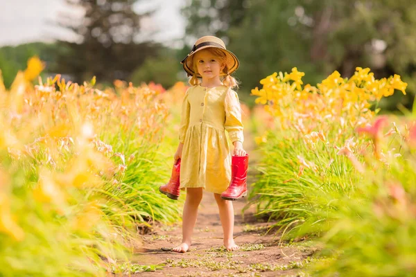 Petite Fille Robe Jaune Dans Jardin — Photo