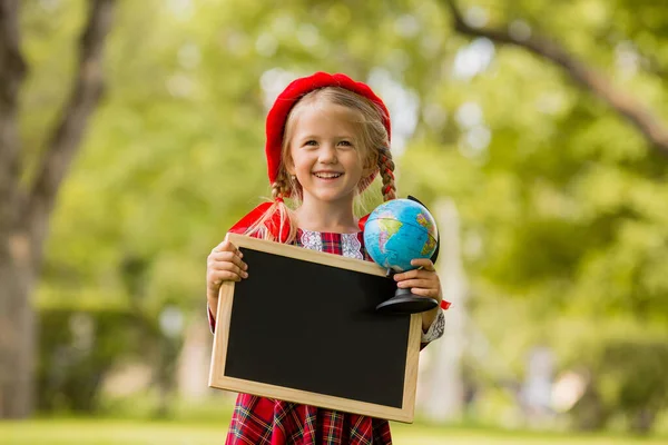 Glad Blond Liten Flicka Med Världen Och Ombord Utomhus — Stockfoto