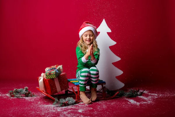 Liten Flicka Santa Claus Hatt Med Gåvor Släde — Stockfoto