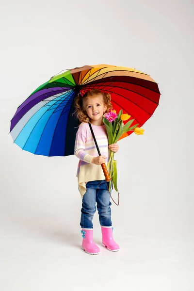 Menina Bonito Com Guarda Chuva Colorido — Fotografia de Stock