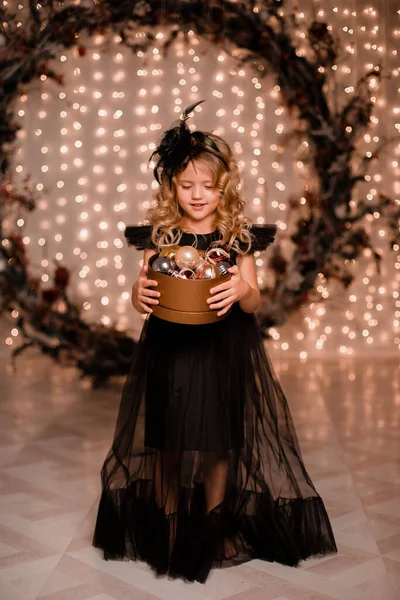Маленька Дівчинка Принцеса Чорній Сукні Позує Подарунком — стокове фото