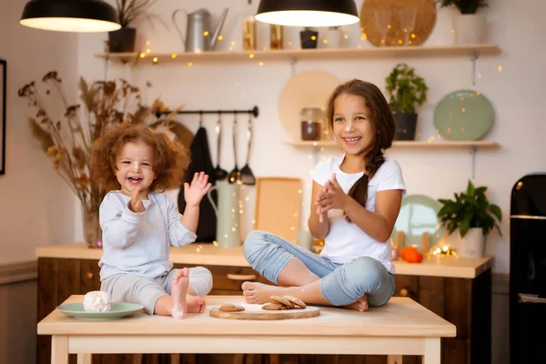 Two Little Girls Cooking Home Kitchen Cookies Christmas — Stock Photo, Image