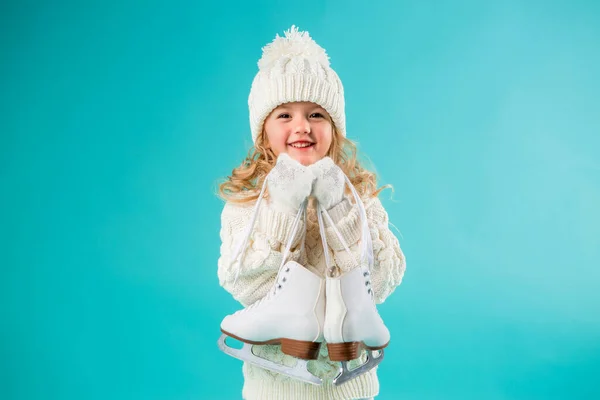 Buz Patenli Beyaz Kazaklı Küçük Kız — Stok fotoğraf