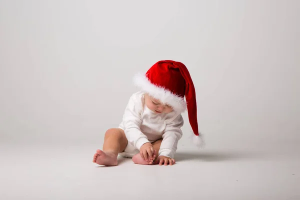 Pequeno Bebê Chapéu Natal — Fotografia de Stock