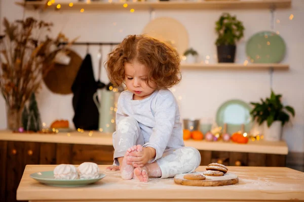 Cute Happy Girl Cookies Sweets Kitchen — Stock Photo, Image