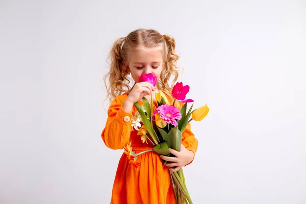 Menina Bonito Com Flores Estúdio — Fotografia de Stock