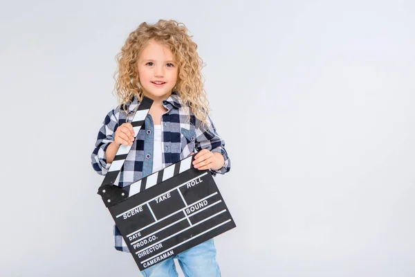 Schattig Klein Gelukkig Meisje Poseren Studio Met Clipper — Stockfoto