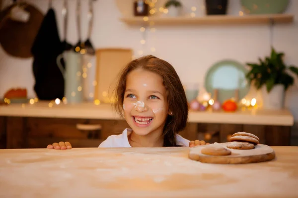 Menina Feliz Bonito Com Biscoitos Cozinha — Fotografia de Stock