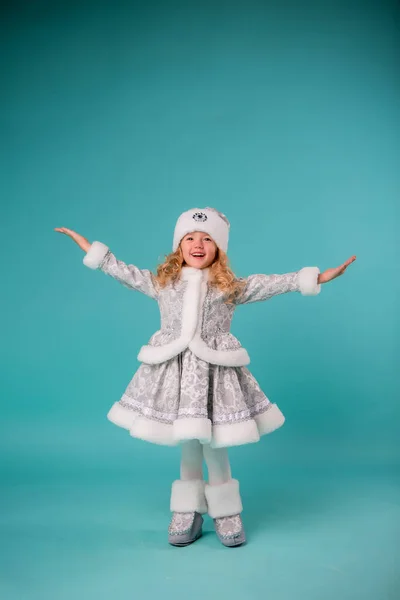 Noel Temalı Kıyafetli Küçük Kız — Stok fotoğraf