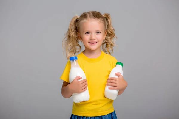 Blond Liten Flicka Gul Skjorta Håller Mjölk — Stockfoto