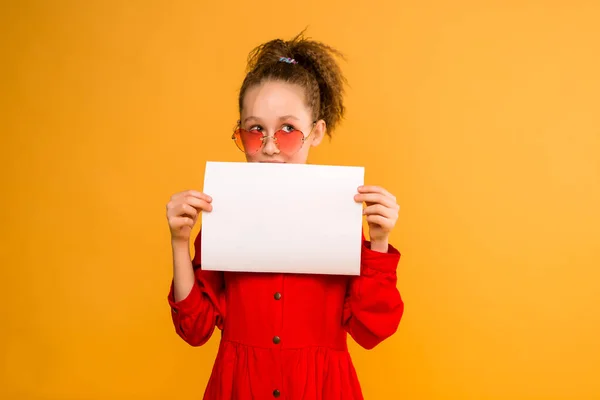 Foto Una Niña Sosteniendo Una Sábana Blanca Blanco Sobre Fondo —  Fotos de Stock