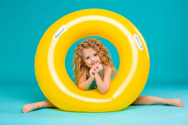 Linda Niña Con Piscina Amarilla Inflable —  Fotos de Stock