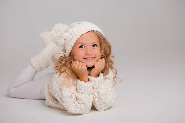 Маленька Дівчинка Білому Светрі — стокове фото
