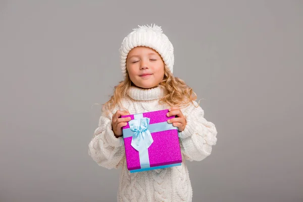 Kleines Mädchen Weißen Pullover Mit Geschenk — Stockfoto