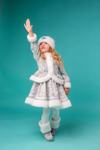 Noel Temalı Kıyafetli Küçük Kız — Stok fotoğraf