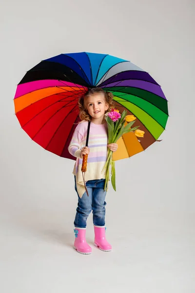 Menina Bonito Com Guarda Chuva Colorido — Fotografia de Stock