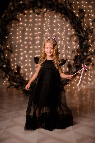 Маленька Дівчинка Принцеса Чорній Сукні Позує — стокове фото