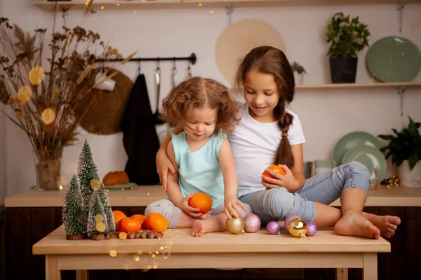 Two Little Girls Oranges Christmas Home — Stock Photo, Image