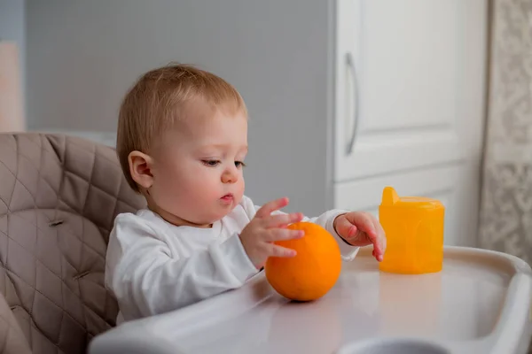 Bambino Piccolo Sulla Sedia Del Bambino — Foto Stock