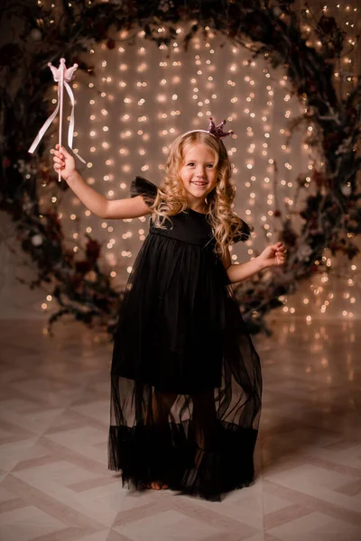 Маленька Дівчинка Принцеса Чорній Сукні Позує — стокове фото