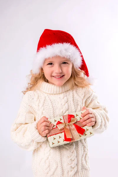 Kleines Mädchen Weißen Pullover Mit Geschenk Weihnachtskonzept — Stockfoto