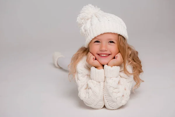 Маленькая Девочка Белом Свитере — стоковое фото
