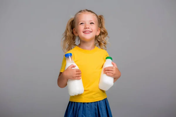 Blond Liten Flicka Gul Skjorta Håller Mjölk — Stockfoto