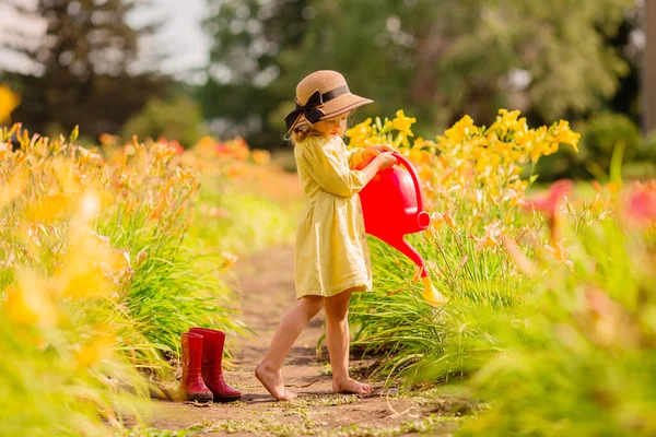 Petite Fille Robe Jaune Dans Jardin — Photo