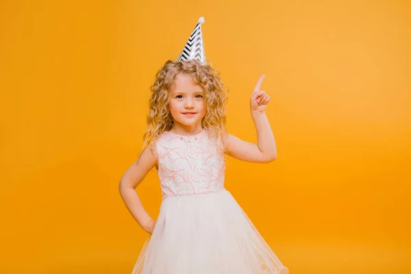 Stüdyoda Poz Veren Parti Şapkalı Küçük Kızı Tedavi — Stok fotoğraf