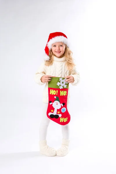 Kleines Mädchen Weißen Pullover Mit Geschenk Weihnachtskonzept — Stockfoto