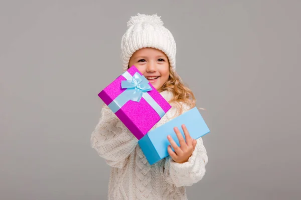 Niña Suéter Blanco Con Regalo —  Fotos de Stock