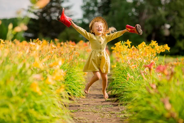 Маленькая Девочка Желтом Платье Саду — стоковое фото