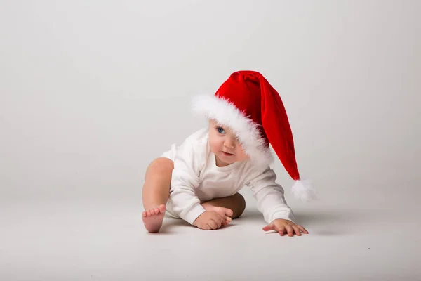 Pequeno Bebê Chapéu Natal — Fotografia de Stock