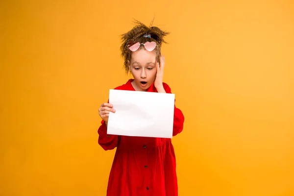 Foto Una Niña Sosteniendo Una Sábana Blanca Blanco Sobre Fondo —  Fotos de Stock