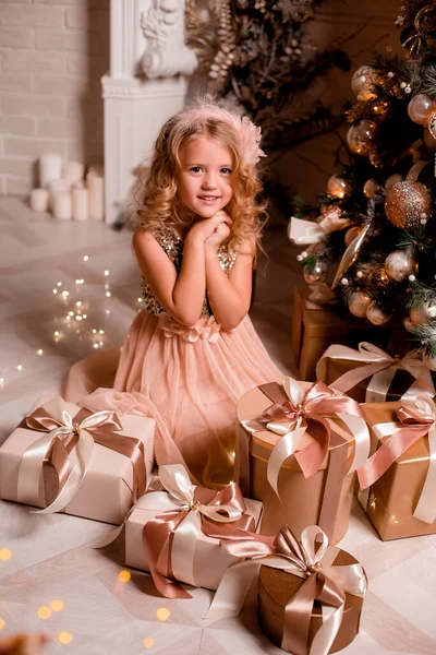 クリスマスの贈り物を持つ美しい女の子 — ストック写真