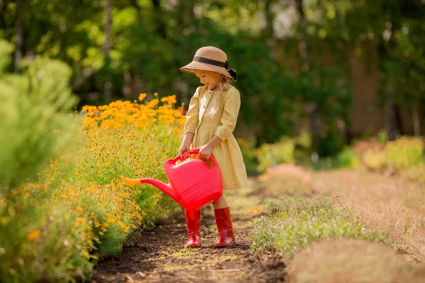 Gadis Kecil Bergaun Kuning Taman — Stok Foto