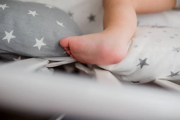 Πόδι Του Μωρού Στο Κρεβάτι Κοντά — Φωτογραφία Αρχείου