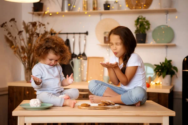 Two Little Girls Cooking Home Kitchen Cookies Christmas — Stock Photo, Image