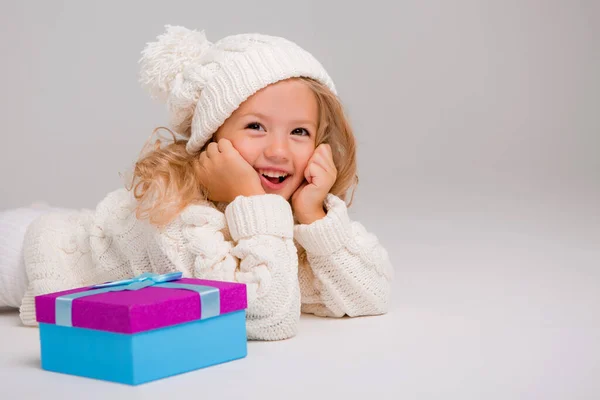 Niña Suéter Blanco Con Regalo —  Fotos de Stock