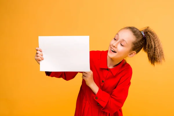 Foto Flicka Som Håller Ett Tomt Vitt Ark Gul Bakgrund — Stockfoto