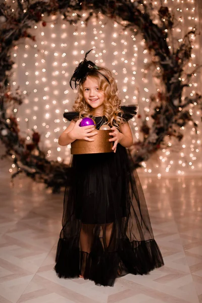 Маленька Дівчинка Принцеса Чорній Сукні Позує Подарунком — стокове фото