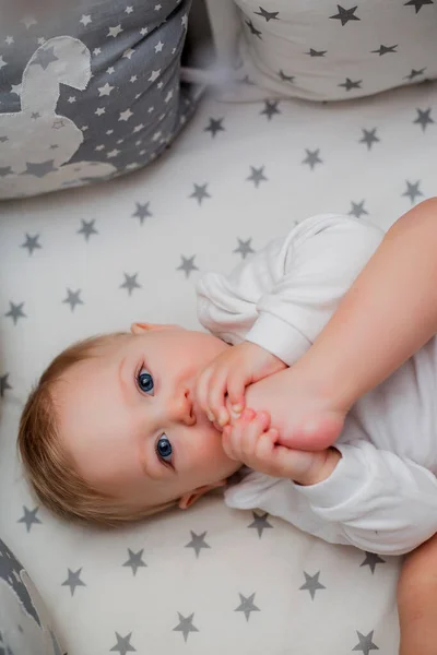 Χαριτωμένο Μωράκι Στο Κρεβάτι — Φωτογραφία Αρχείου
