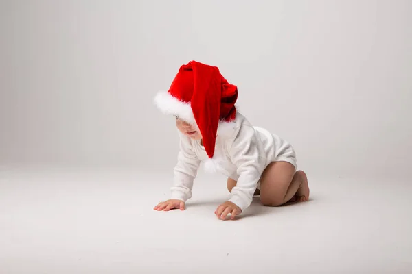 Pequeno Bebê Chapéu Natal — Fotografia de Stock
