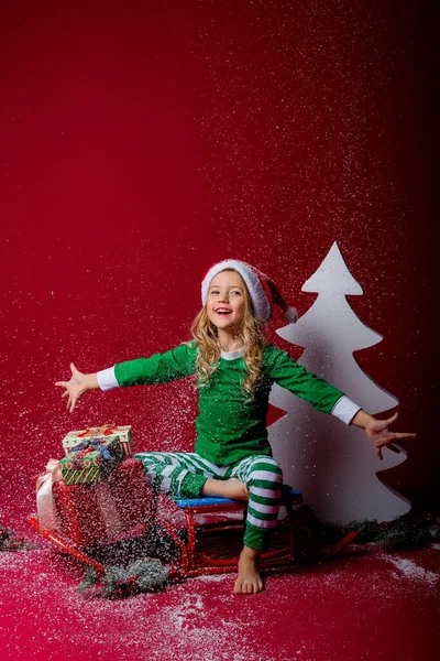 Liten Flicka Santa Claus Hatt Med Gåvor Släde — Stockfoto