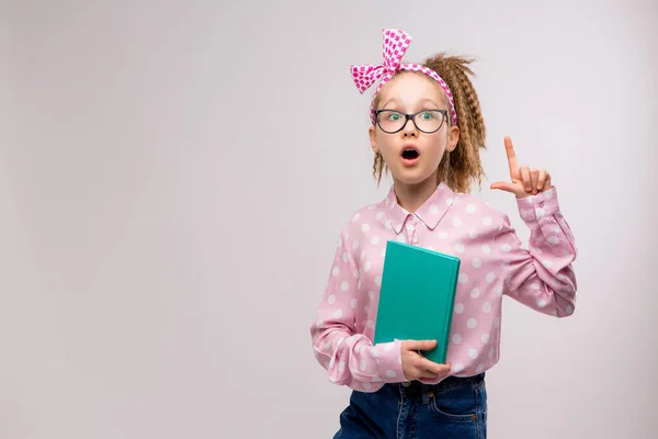 Söt Skolflicka Med Bok Poserar Studio — Stockfoto