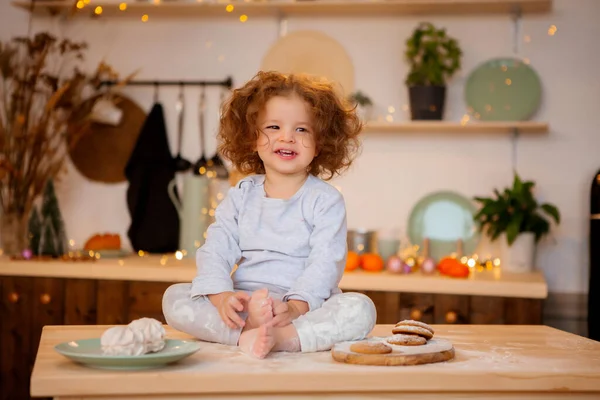 Cute Happy Girl Cookies Sweets Kitchen — Stock Photo, Image