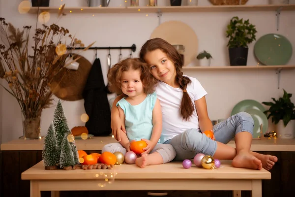 Δύο Κοριτσάκια Πορτοκάλια Χριστούγεννα Στο Σπίτι — Φωτογραφία Αρχείου