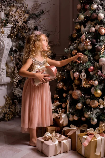 Sarışın küçük kız Noel ağacında 