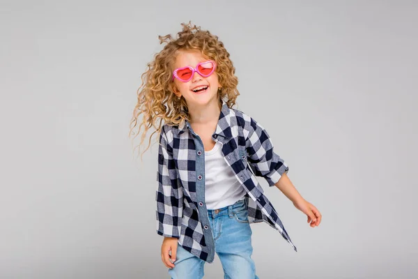 Kalp Şeklinde Güneş Gözlüğü Takan Mutlu Kız Çocuğu Metin Için — Stok fotoğraf